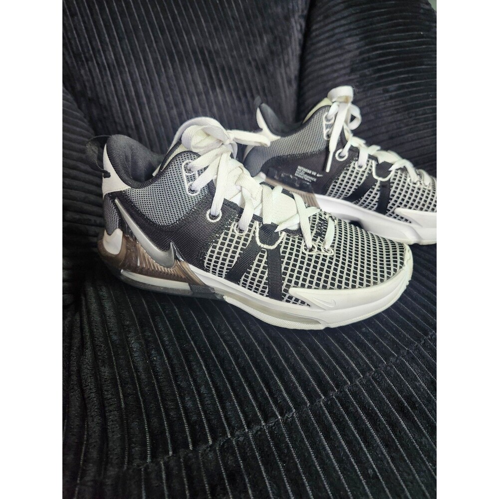Nike LeBron Witness 7 Blk/Wht Size 7